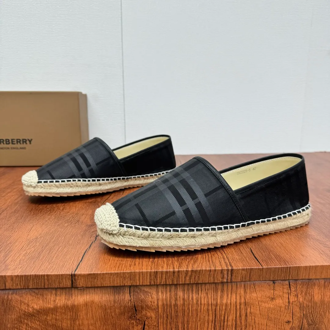 Batch 600 Burberry/Burberry new summer men's embroidered straw fisherman shoes, cool slip-on straw shoes! Encounter British fashion with Burberry espadrilles, a perfect blend of classic and fashionable. The unique printing on the upper is a manifestation of the brand's style. Every color and every pattern tells the story of England. Straw soles bring a natural texture, comfortable and chic. Whether you are strolling in the city streets or heading to the beach for vacation, it can add elegance and charm to you, easily become the center of attention, and start your own fashion journey. Classic knitted canvas upper, with thin calfskin lining suitable for summer, straw lining, genuine leather patch at the bottom of the heel, hemming technology, and Mark stitching details! Anti-slip rubber bottom layer, integrated injection molding of large LOGO letters and badges, multiple colors and styles to choose from, complete package! Size: 39-40-41-42-43-44 Normal size Item number: 2025-5 War Horse Black